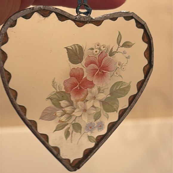 Heart with pink flower window hanger - Picture 2 of 4